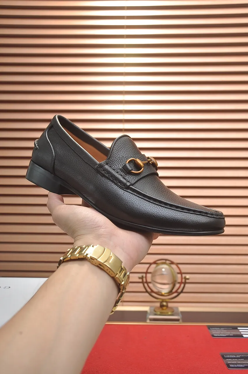 Men's shoes💰500💶Italy's top luxury men's shoe giant (GUCCI) (Gucci) (full cowhide lining) new arrival🍃Original European style🔰 Pleasant to the eye😍In order to make the shoes more durable and non-deformable🌀The production continues to follow traditional methods but there is still no lack of innovation💪Choose original sheepskin for the leather♻️ Smooth and natural And extra bright ⭐Made of imported cowhide, the first choice of rich people 38-45 (45 customized)